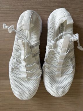 Lightweight White Knit Slip-On Women’s Water Shoes